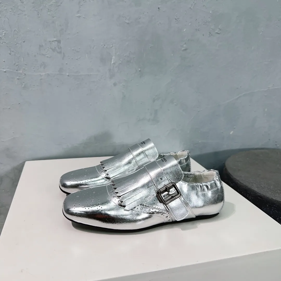 👟👟Ex-factory price 580👟👟! Prada 25 spring and summer catwalk new brogue carved tassel retro loafers and slippers series 🔥 🌟🌟🌟This shoe deliberately presents a classic and retro style, with both masculine temperament and feminine style, forming a binary contrast, highlighting the iconic style of the Prada series. The tassels are crafted using special craftsmanship, and details such as buckles and brogue patterns reveal traditional charm. An unconventional and surprising reinterpretation, the shoe is re-launched in a more fashionable design. The upper is made of imported calfskin, the lining is sheepskin, and the original molded rubber sole. Number of yards: 35-40 (40 pieces are non-refundable). Comes with original packaging.